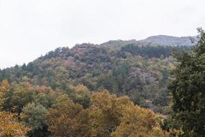 alta montanha e rochas na grécia foto