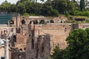 construindo ruínas e colunas antigas em roma, itália foto