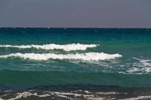 ondas do mar no mar mediterrâneo foto