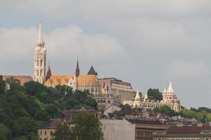 edifícios típicos do século 19 no distrito do castelo de buda de budapeste foto