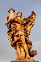 estátua na ponte de san't angelo em roma foto