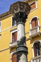 coluna antiga tradicional na rua de veneza foto
