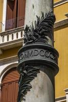 coluna antiga tradicional na rua de veneza foto