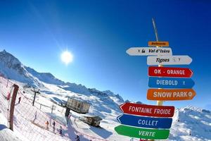 placa de sinal em altas montanhas sob neve no inverno foto