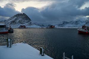 cabanas e barcos tradicionais de pescadores noruegueses foto