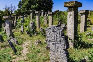 antigo cemitério de rajac perto da vila de rajac na sérvia foto