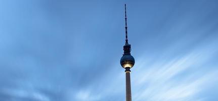 torre de televisão de berlim em alexander platz - alemanha foto