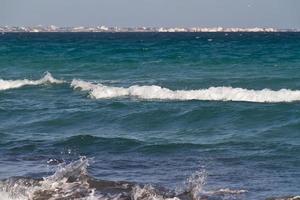 ondas do mar no mar mediterrâneo foto