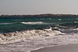 ondas do mar no mar mediterrâneo foto