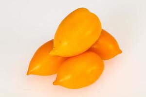 tomate amarelo maduro isolado em branco foto