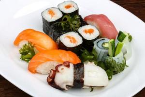 conjunto de sushi e rolos foto
