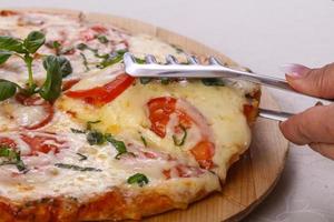 pizza com tomate e queijo foto