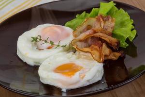 café da manhã com ovo e bacon foto