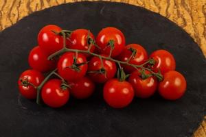 ramo de tomate maduro foto