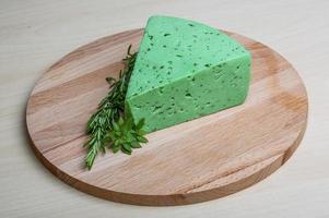 queijo pesto verde e folhas de manjericão foto