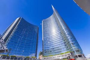 milão, itália, 2017 - detalhe da torre unicredit em milão. torre foi inaugurada em 2012 e com 231 metros, é o edifício mais alto da itália foto