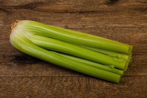 alimentos orgânicos - palitos de aipo foto