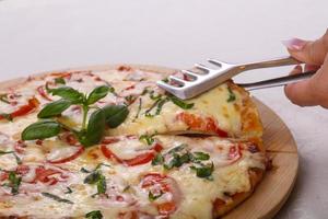 pizza com tomate e queijo foto