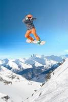 homem extremo de snowboard foto