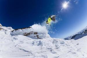 esquiador nas montanhas altas foto