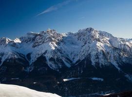 picos cobertos de neve nos Alpes suíços, engadine foto