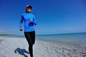atleta corredor correndo na beira-mar foto