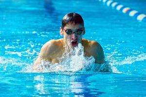 nadador na piscina de água nadar um estilo de natação