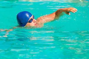 jovem macho envolvido em esportes natação foto