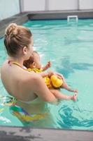 bonita mãe e bebê na piscina