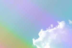 beleza doce pastel roxo azul colorido com nuvens fofas no céu. imagem multicolorida do arco-íris. luz de crescimento de fantasia abstrata foto