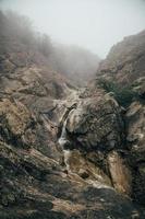 rio da montanha da Crimeia entre rochas e pedras. cachoeira no nevoeiro. foto