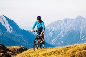 mulher de ciclista em montanhas hight foto
