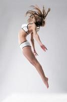 graciosa garota atlética posando em salto foto