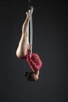 imagem de ginasta executa pendurado de cabeça para baixo foto