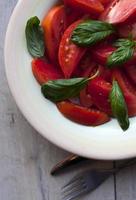 salada de tomate fresco foto