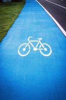 pista de símbolo de bicicleta na estrada foto