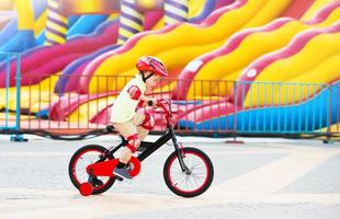 menino alegre na bicicleta foto