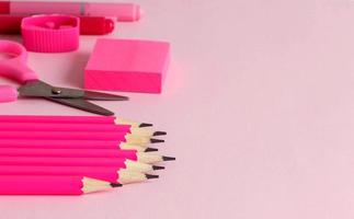 lápis rosa e outros foto