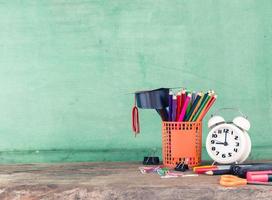 boné de pós-graduação e artigos de papelaria foto