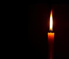 luz de velas para cerimônia de espiritualidade contra preto foto