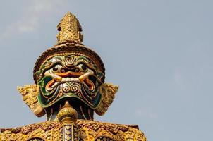 estátua gigante em wat phra kaew, bangkok, Tailândia foto