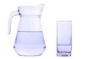 jarra e copo com água cristalina foto