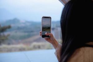 mulher usando smartphone tirar uma foto em khao kho, tailândia