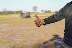 agricultores polegares para cima no fundo do campo foto