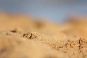 aventura de férias de verão e conceito de liberdade de viagens de férias. Resumo borrão fundo desfocado, natureza da praia tropical de verão. praia de areia tropical macia e embaçada. foto