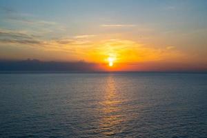 Seascape com um belo pôr do sol sobre o mar foto