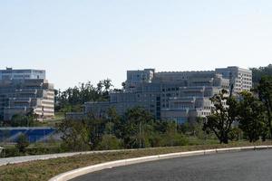 vladivostok, rússia-5 de setembro de 2021-paisagem com vista para a arquitetura no aterro do campus fefu foto