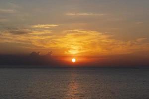 Seascape com um belo pôr do sol sobre o mar foto