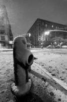 hidrante, coberto, neve, e, harlem, manhattan, rua, à noite foto