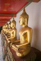 postura de agachamento estátua de Buda.